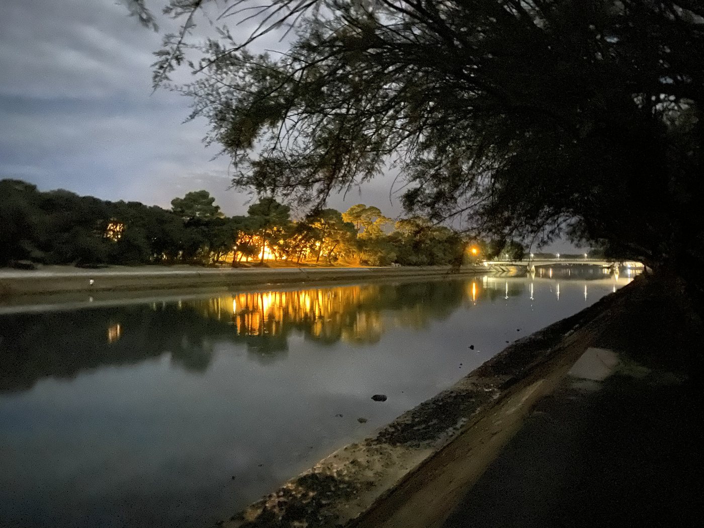 Le lac marin d'Hossegor au crépuscule, reflets sur l'eau