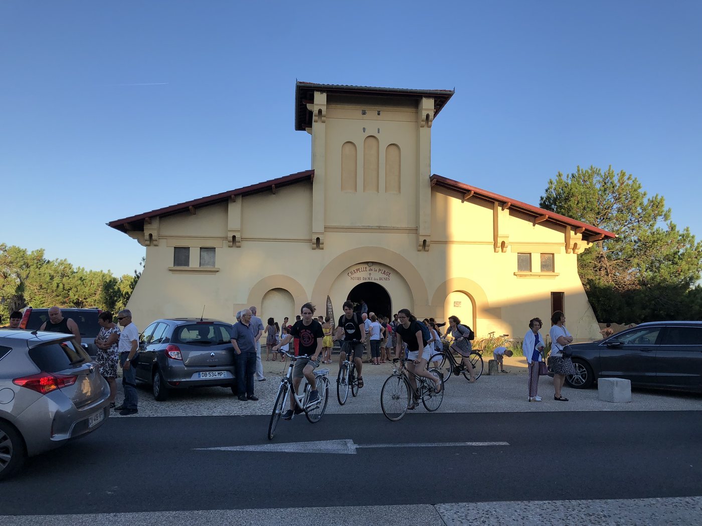 Vélos garés devant le Sporting d'Hossegor