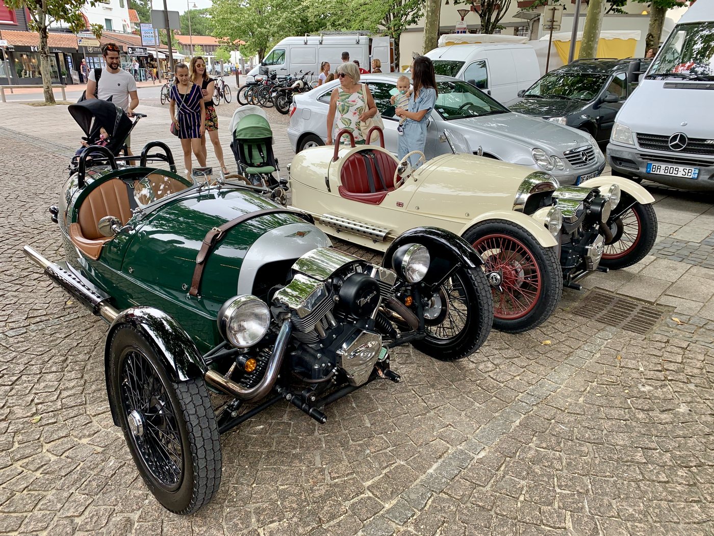 Rassemblement de voitures anciennes sur une place d'Hossegor
