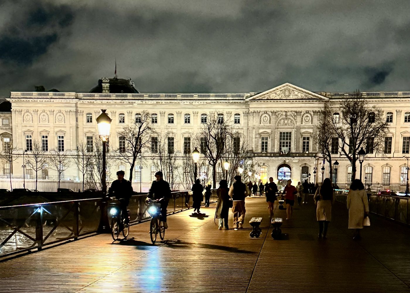 La place de la Concorde illuminée la nuit à Paris