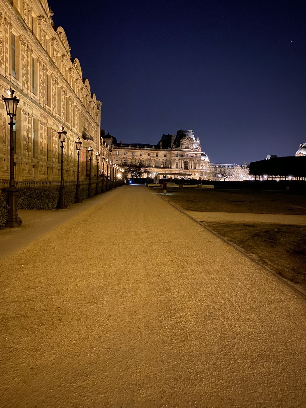 Les colonnes de Buren dans la cour du Palais-Royal à Paris