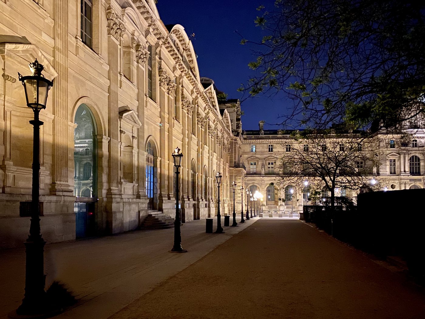 Les arcades illuminées de la rue de Rivoli la nuit à Paris