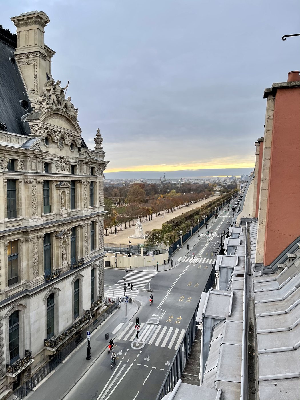 Coucher de soleil sur la rue de Rivoli depuis l'appartement à Paris