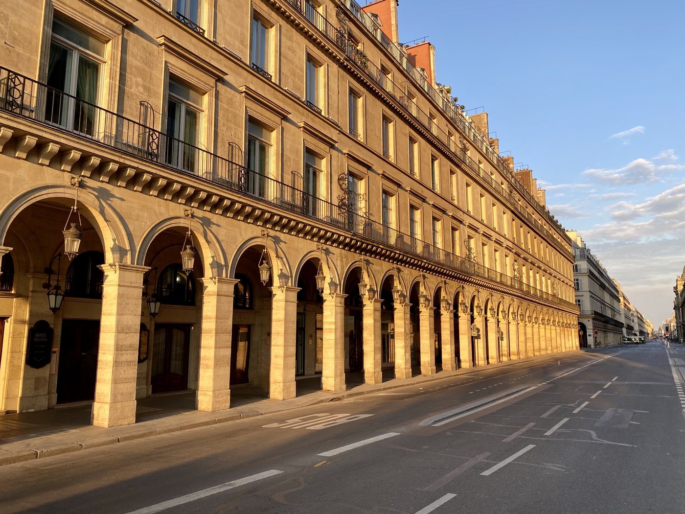 Les arcades de la rue de Rivoli à Paris au petit matin