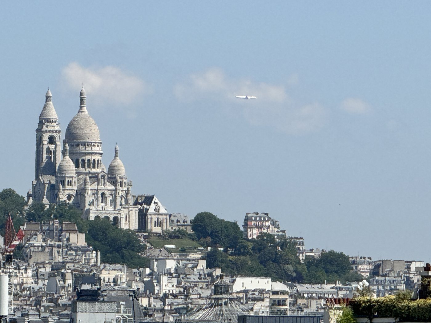 Vue sur le Sacré-Cœur de Montmartre et la grande roue depuis les Tuileries à Paris