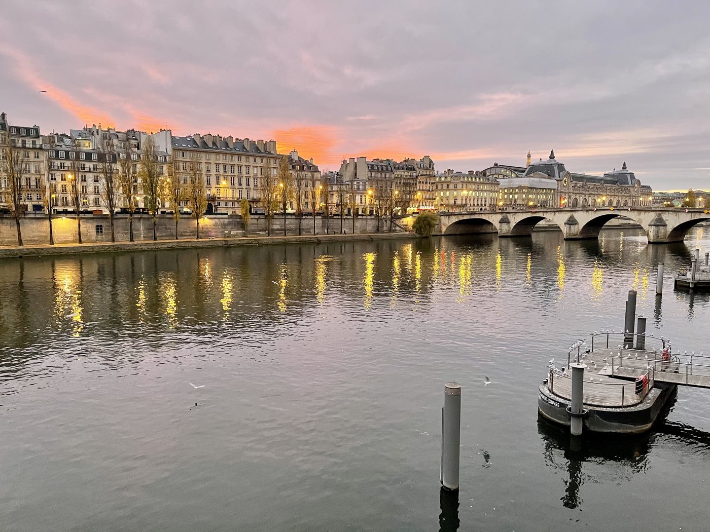 La Seine au coucher du soleil avec un bateau à Paris