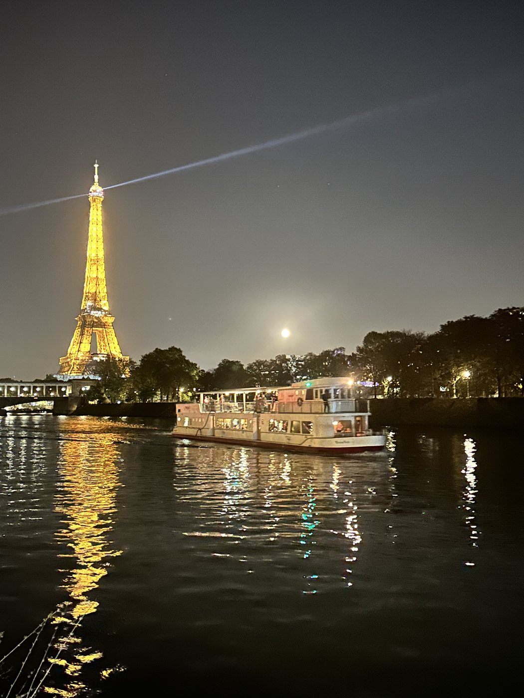 La Tour Eiffel illuminée la nuit depuis la Seine à Paris