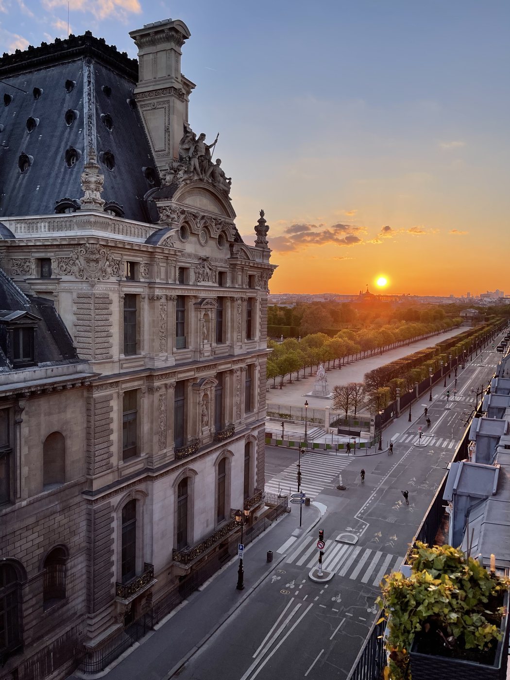 Le jardin des Tuileries et le Louvre dans la lumière dorée du soir à Paris