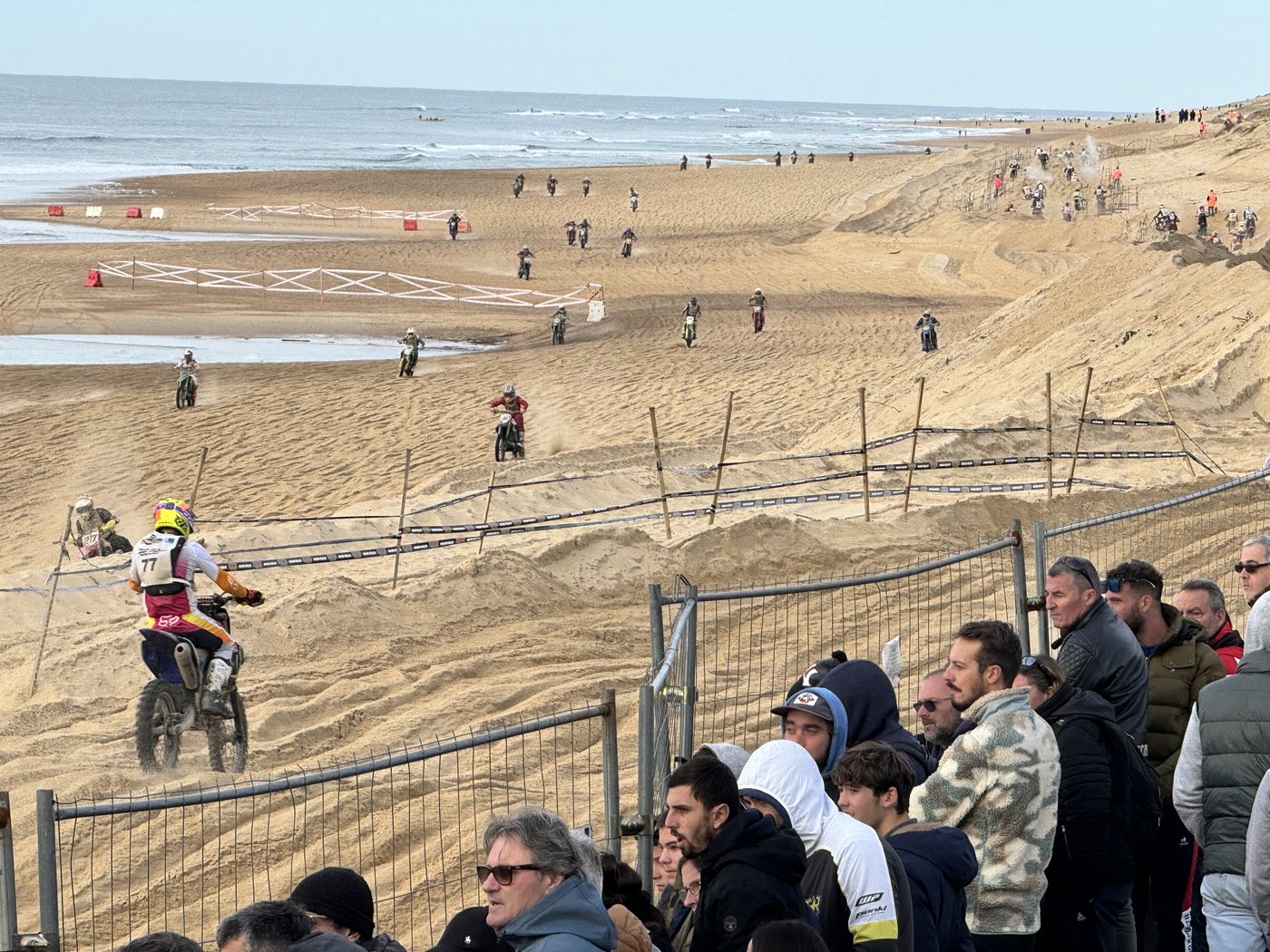Vue d'ensemble de la Ronde des Sables sur la plage d'Hossegor avec le public