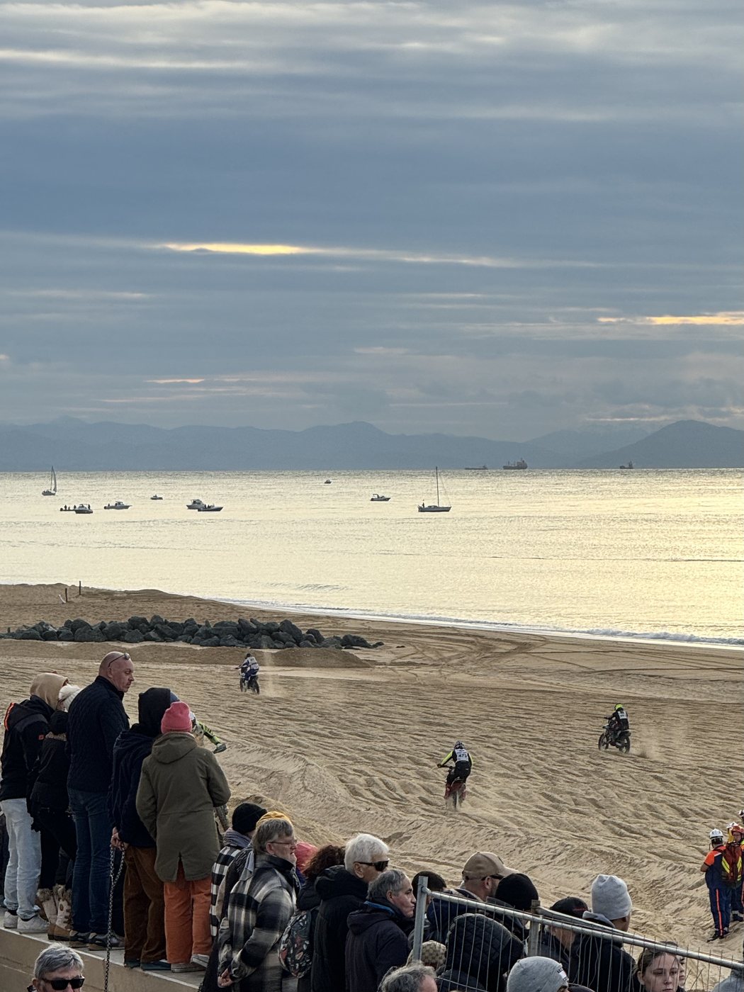 Spectateurs observant la Ronde des Sables depuis la dune au-dessus de la plage d'Hossegor