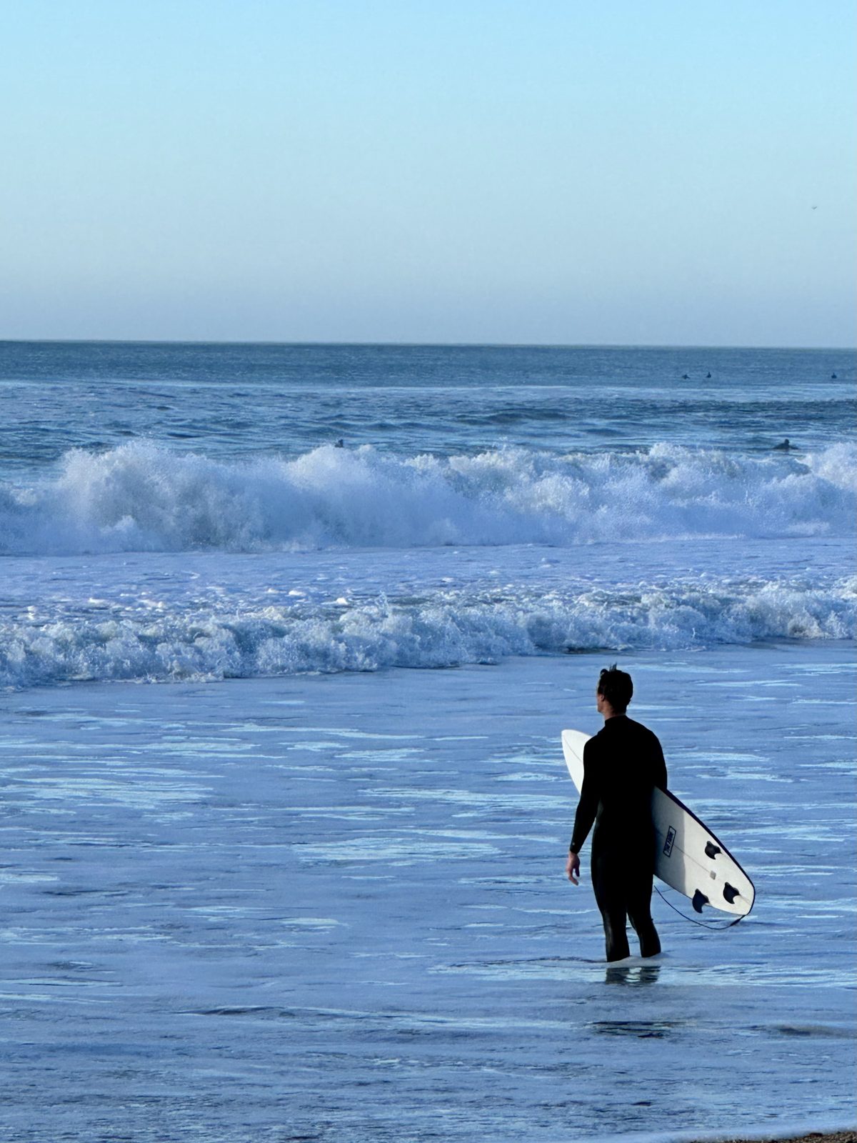 Surfeur entrant dans l'eau face aux vagues a Hossegor
