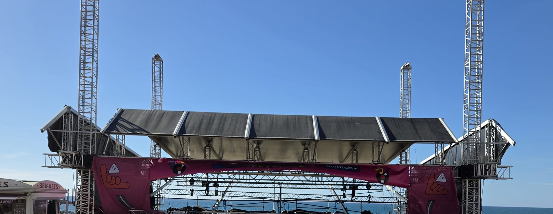 La scène des concerts du Quiksilver Festival, place des Landais à Hossegor, face à l'océan