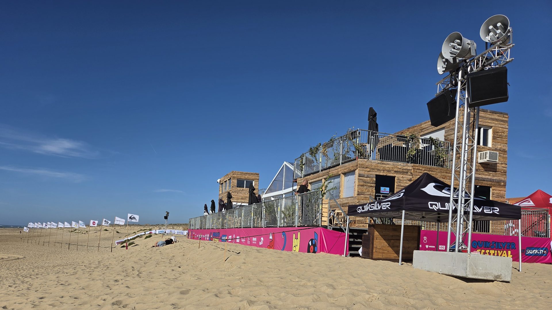 La tour des juges et l'espace Quiksilver du festival sur la plage centrale d'Hossegor