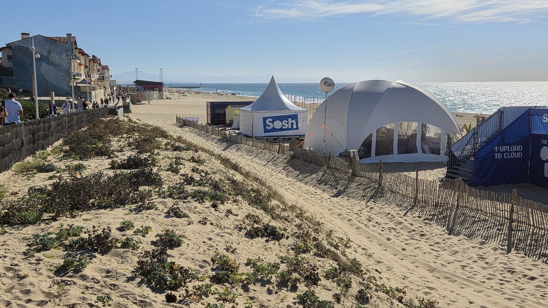Le village du Quiksilver Festival installé sur la plage centrale d'Hossegor, vu depuis la dune