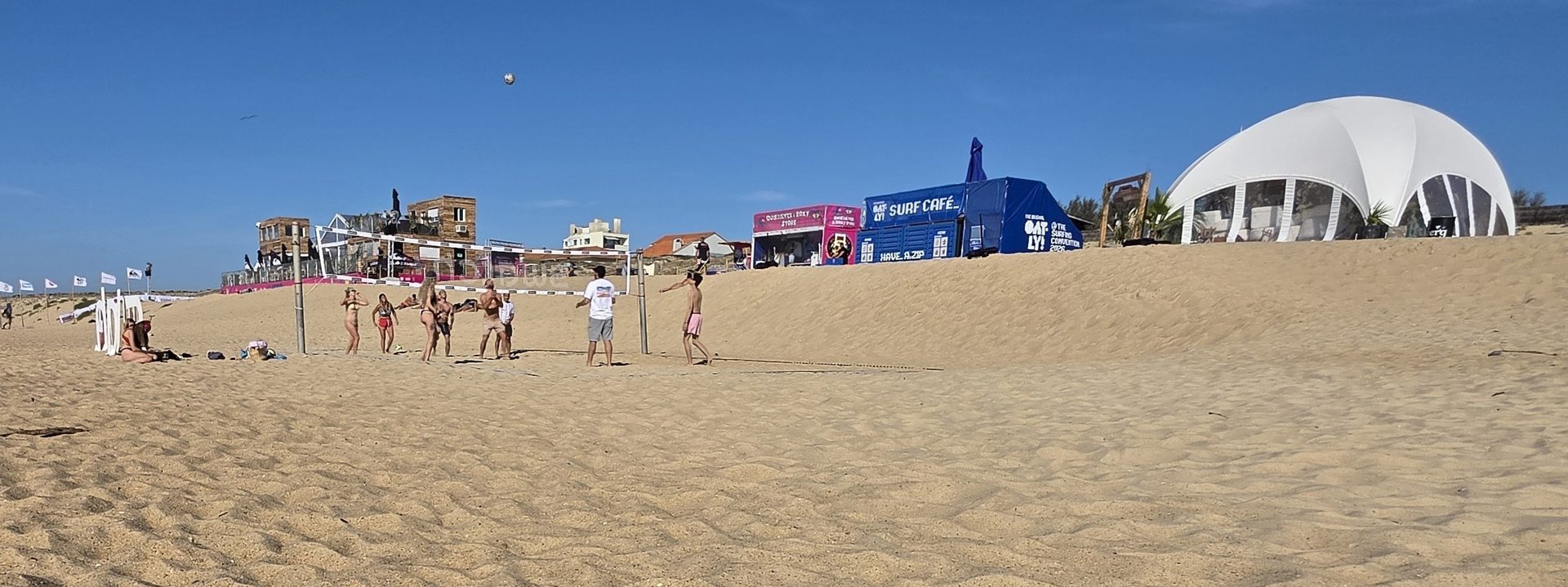 Beach-volley, café éphémère et dôme du village du Quiksilver Festival sur la plage d'Hossegor