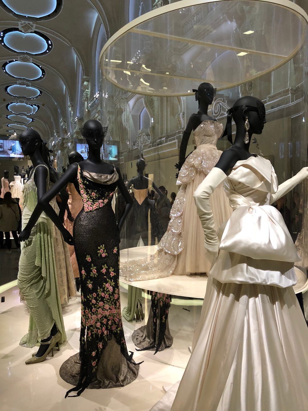 La nef du musée des Arts décoratifs rue de Rivoli pendant une grande exposition de mode