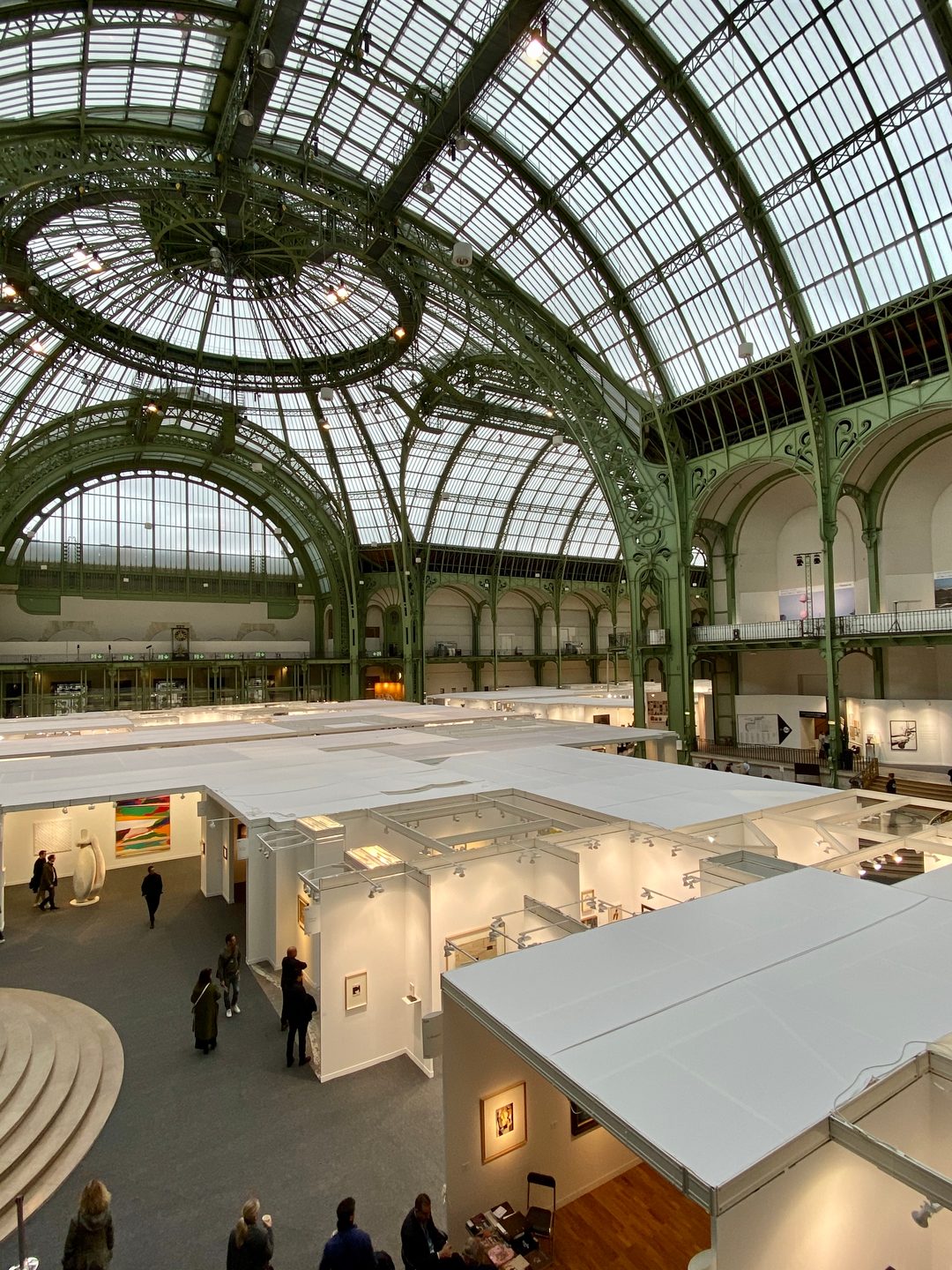 La nef du Grand Palais et sa verrière restaurée pendant une foire d'art à Paris