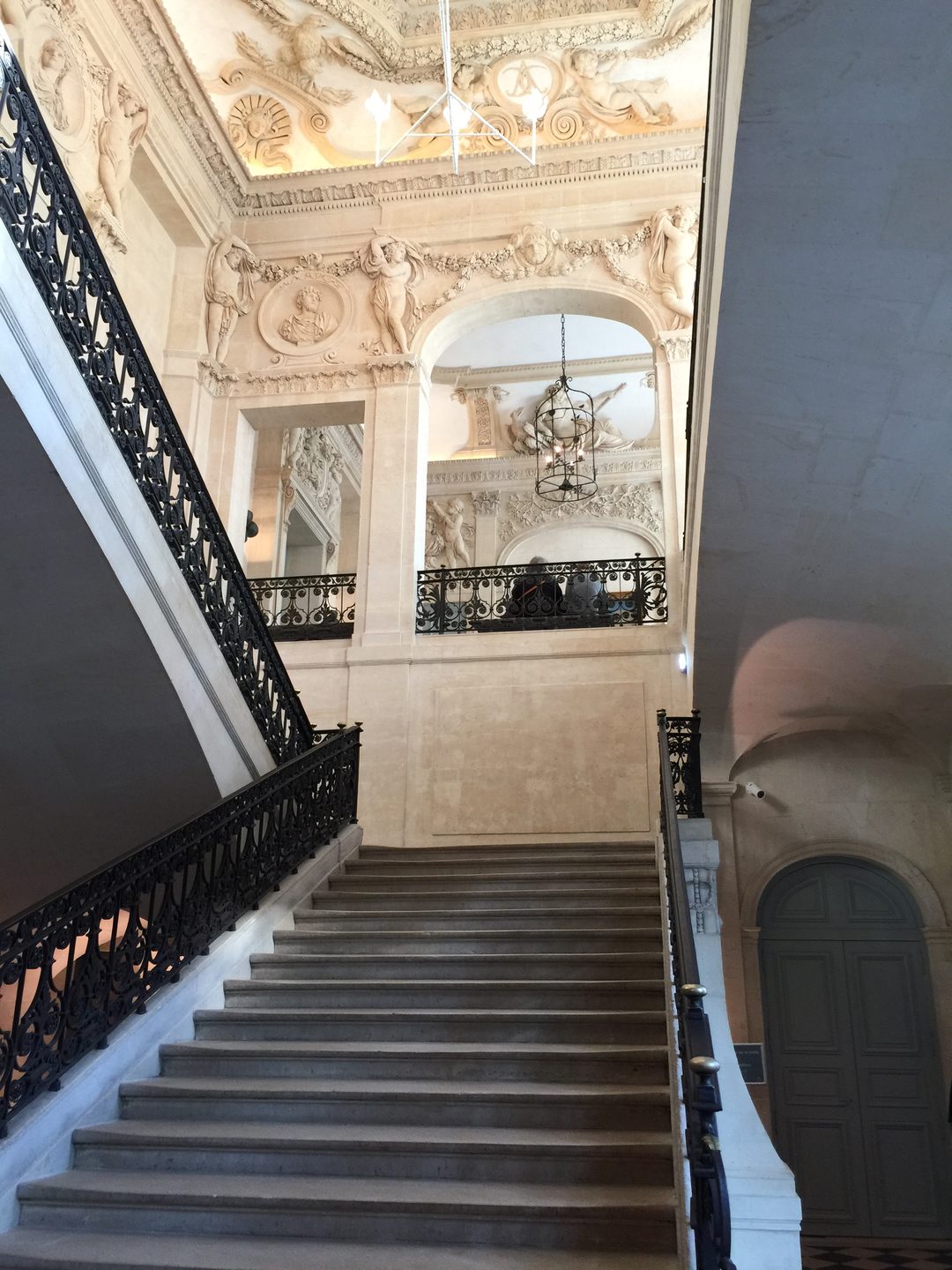 Le grand escalier de l'hôtel Salé, siège du musée Picasso dans le Marais