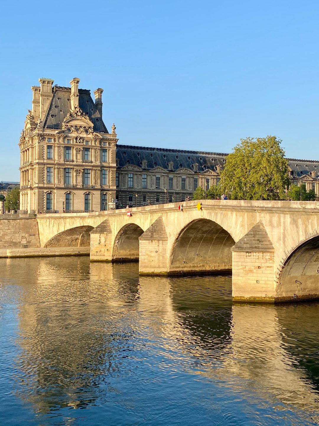 Le Pont Royal et le pavillon de Flore du Louvre se reflétant dans la Seine